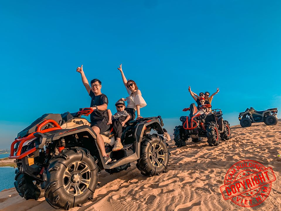 Trải nghiệm đua xe Jeep đầy phấn khích trên đồi cát Bàu Trắng, điểm nhấn của tour team building Phan Thiết 2 ngày 1 đêm.