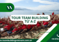 Hình ảnh một đoàn khách lớn đang tham gia tour team building trọn gói thành công, thể hiện sự đoàn kết và quy mô của chương trình.