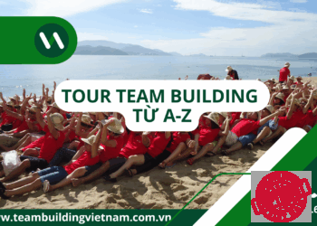 Hình ảnh một đoàn khách lớn đang tham gia tour team building trọn gói thành công, thể hiện sự đoàn kết và quy mô của chương trình.