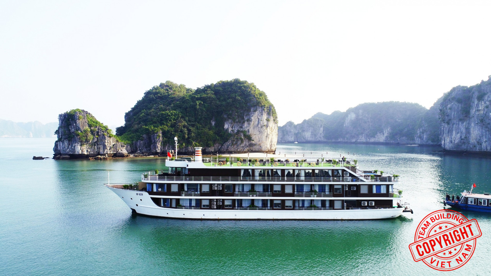 Vịnh Hạ Long hùng vĩ, điểm đến tour team building đẳng cấp và hùng vĩ tại Miền Bắc.