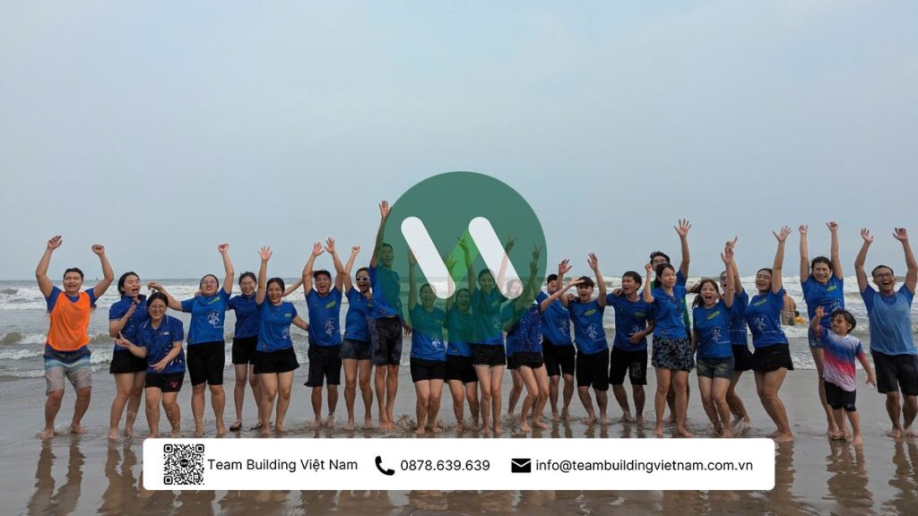 Công ty tổ chức team building tại Quảng Ngãi trên bãi biển Mỹ Khê, hoạt động gắn kết đội nhóm.