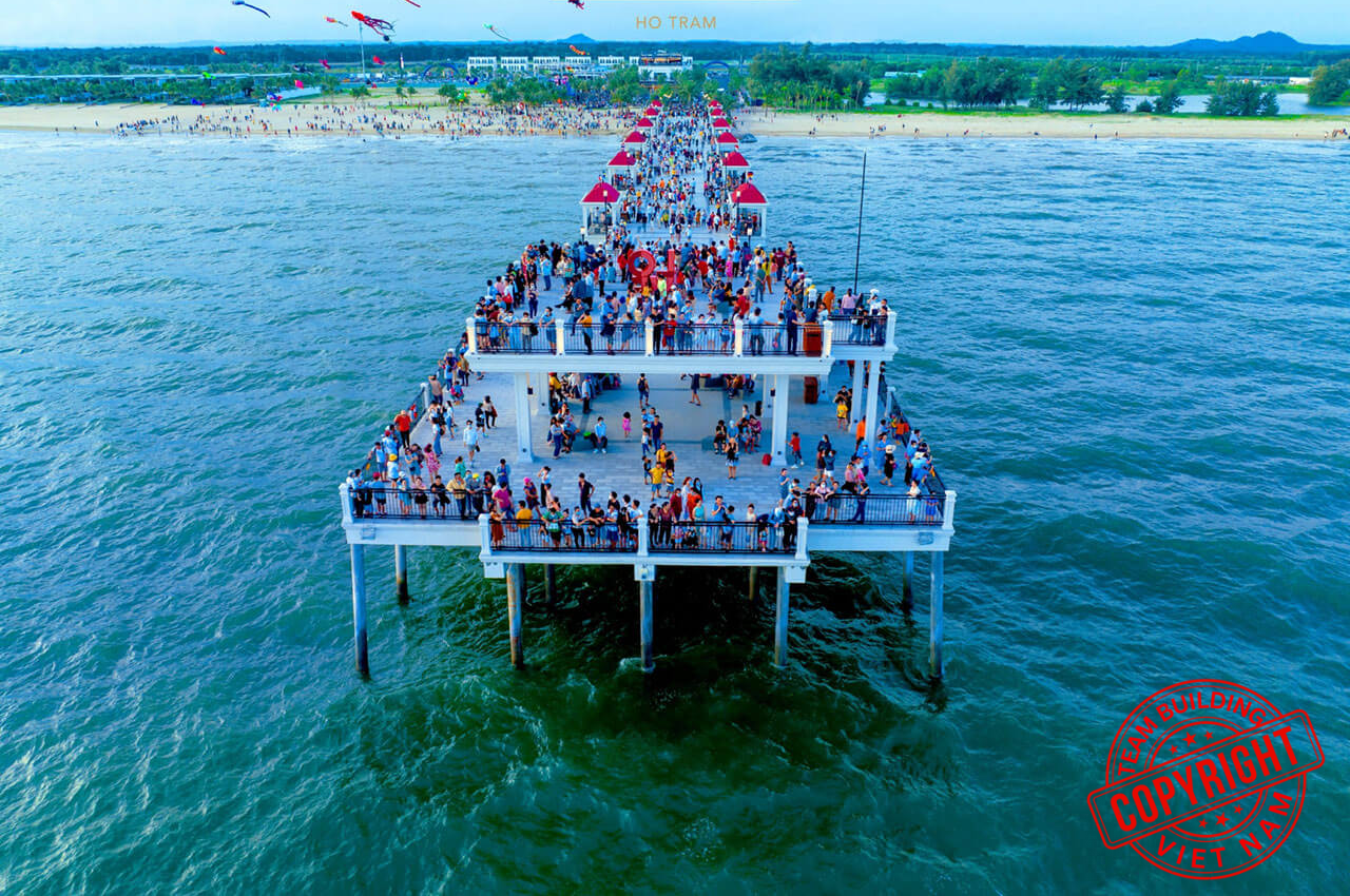 Cầu ngắm biển Hamptons Pier, biểu tượng du lịch mới và là điểm check-in không thể bỏ qua trong tour team building Hồ Tràm.