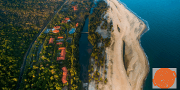 Toàn cảnh một resort sang trọng tại Vũng Tàu với không gian bãi cỏ và bãi biển lý tưởng cho việc tổ chức team building