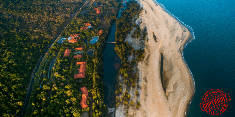 Toàn cảnh một resort sang trọng tại Vũng Tàu với không gian bãi cỏ và bãi biển lý tưởng cho việc tổ chức team building