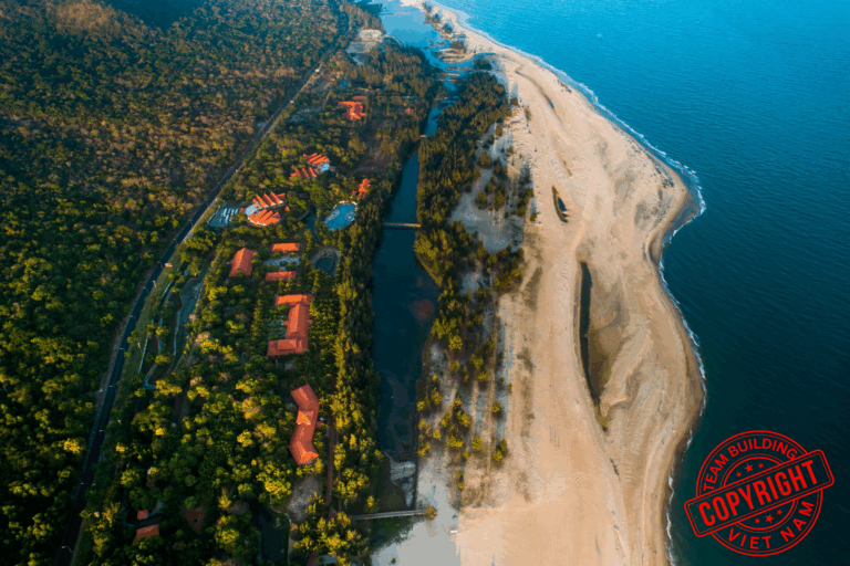 Toàn cảnh một resort sang trọng tại Vũng Tàu với không gian bãi cỏ và bãi biển lý tưởng cho việc tổ chức team building