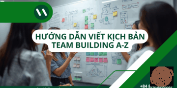 Hình ảnh một đội ngũ chuyên gia đang brainstorm và viết kịch bản team building sáng tạo trên bảng trắng, thể hiện quy trình chuyên nghiệp