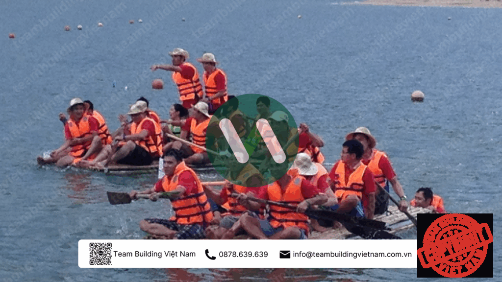 Một đội đang tham gia trò chơi team building trên bãi biển với chủ đề 'Hải Trình Vượt Sóng', thể hiện tinh thần đồng đội.