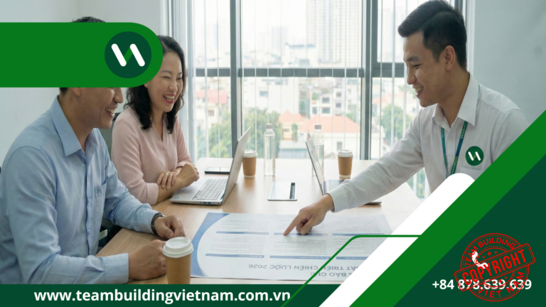 Buổi tư vấn và thảo luận về báo giá tổ chức team building trọn gói giữa doanh nghiệp và đơn vị tổ chức chuyên nghiệp.