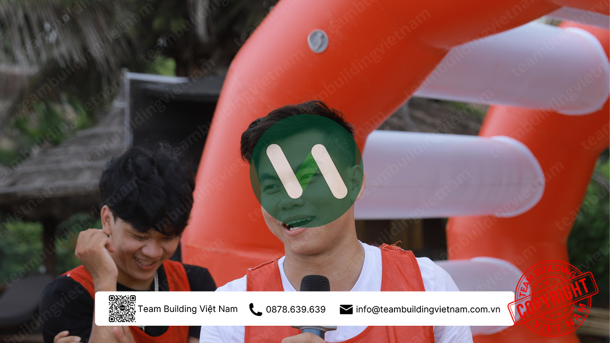 Chất liệu bạt PVC cao cấp của bánh xe bơm hơi. Cho thuê bánh xe khổng lồ bơm hơi team building - Team Building Việt Nam