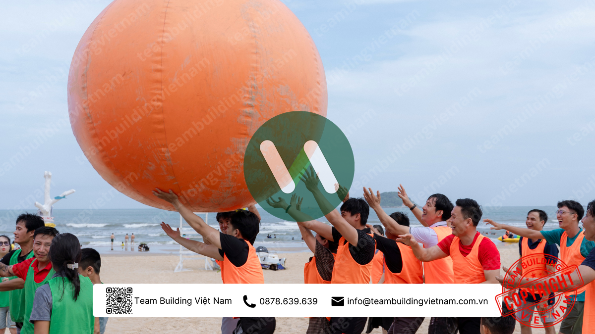 Không khí sôi động của trò chơi team building với bóng khổng lồ