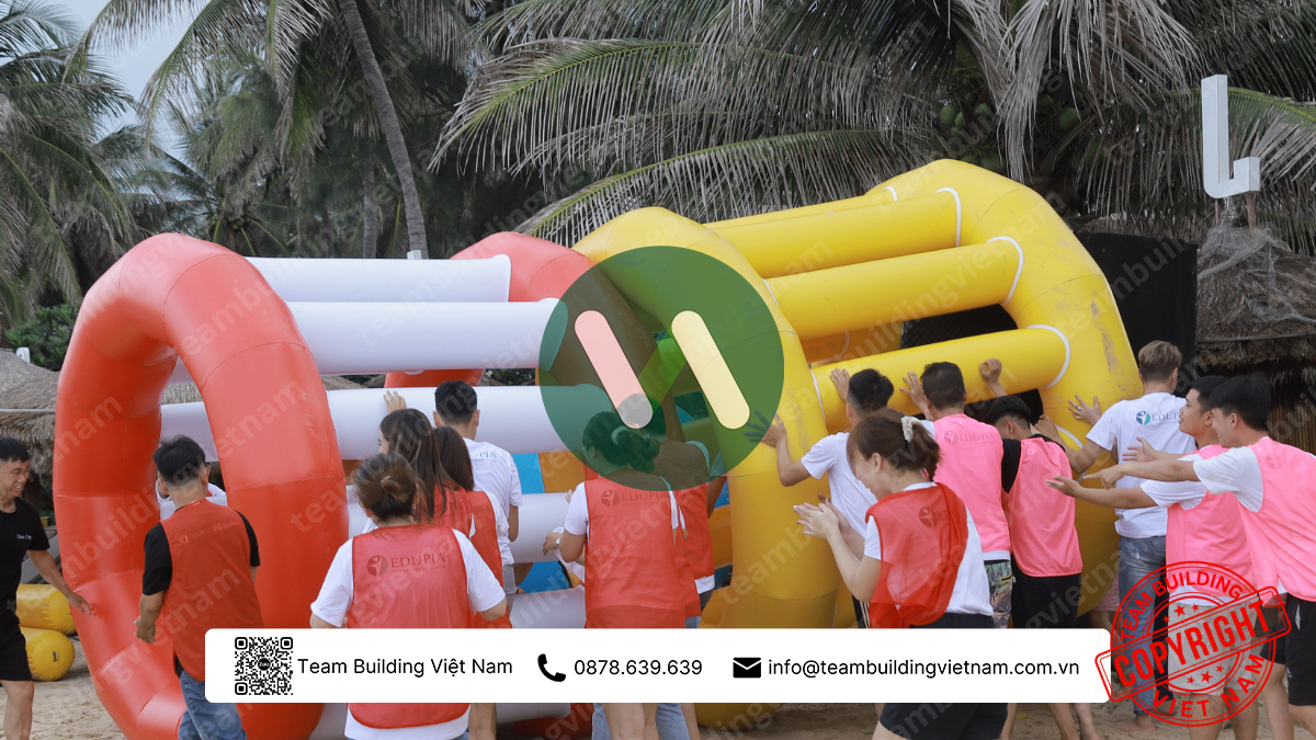 Trò chơi đối kháng với bánh xe bạt khổng lồ - Tổ Chức Team Building - Team Building Việt Nam