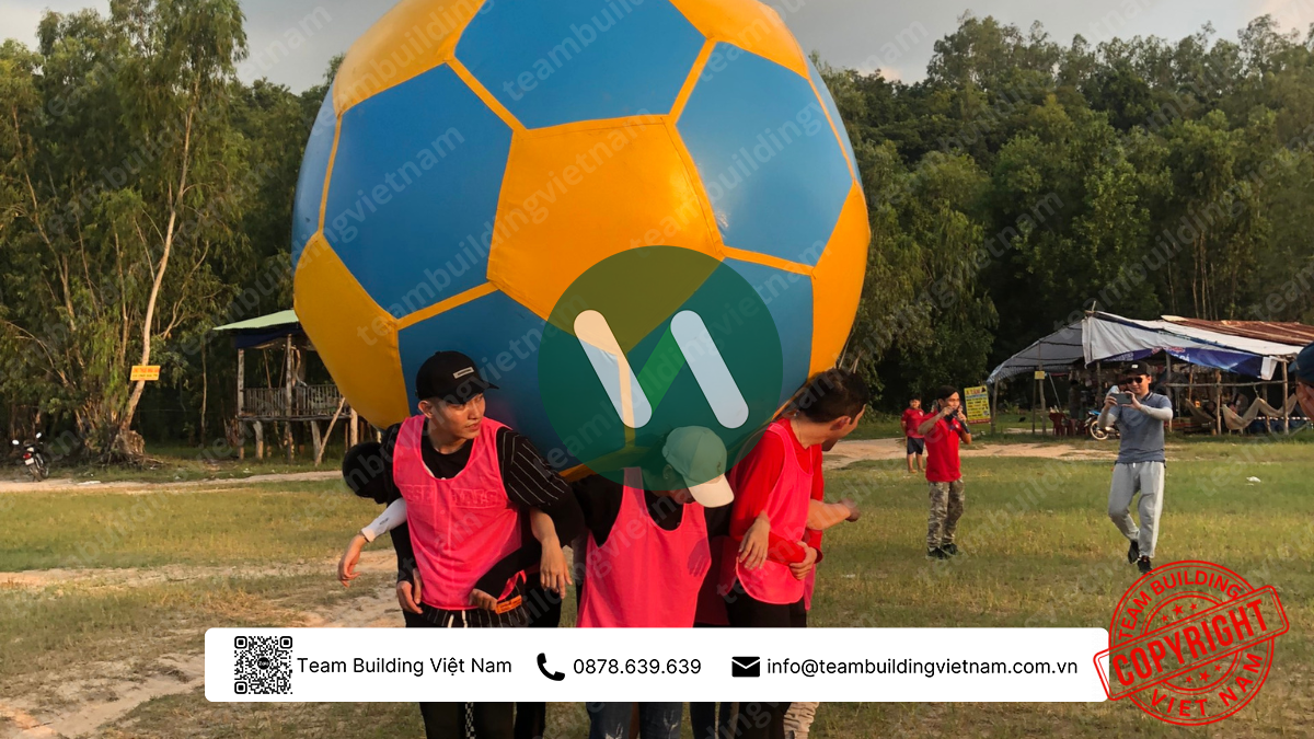 Trò chơi nâng bóng khổng lồ team building - cho thuê dụng cụ trò chơi team building - Team Building Việt Nam, công ty tổ chức team building chuyên nghiệp.