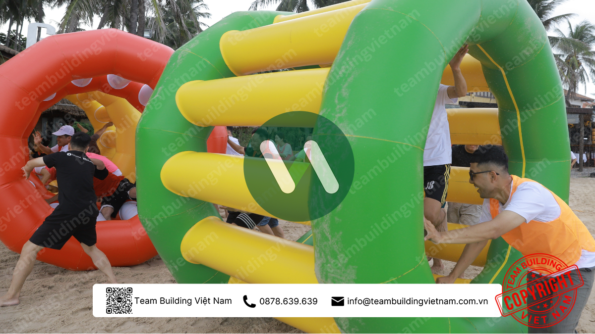 Đội chơi thi đua lăn bánh xe khổng lồ về đích - cho thuê dụng cụ trò chơi team building, đồ chơi bơm hơi - Team Building Việt Nam
