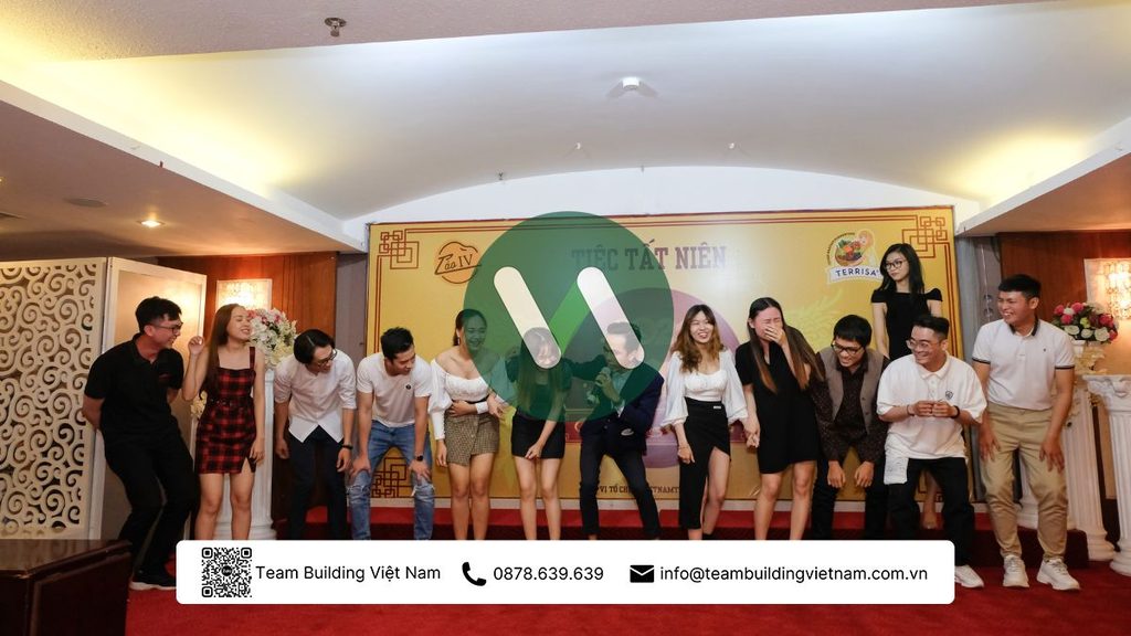 MC hoạt náo tiệc tất niên mang lại không khí vui nhộn, gắn kết tinh thần nhân viên.