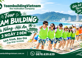 Đoàn khách doanh nghiệp tham gia tour team building Đà Nẵng 3 ngày 2 đêm với các hoạt động gắn kết trên bãi biển Mỹ Khê cập nhật tháng 10/2026.